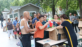 免费发放精美水杯获赞全城 让酷暑变清凉